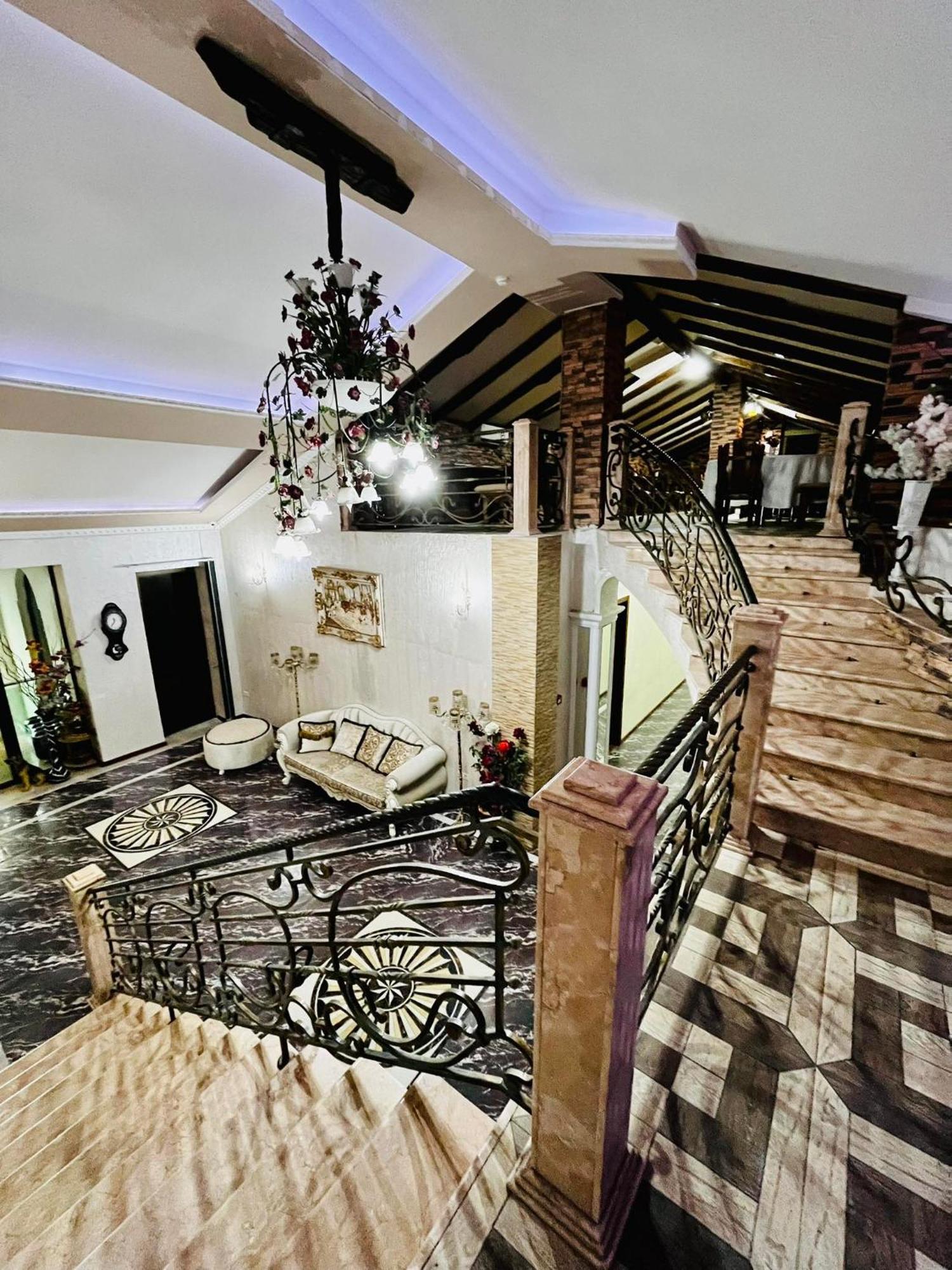 Отель Lux Palace Кутаиси Экстерьер фото