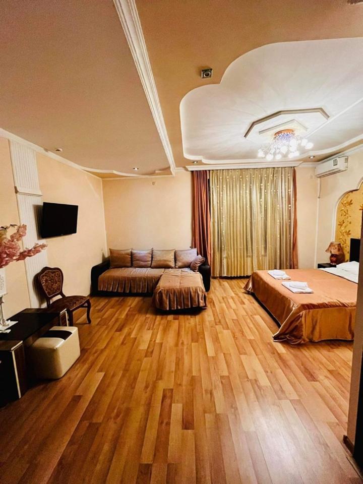 Отель Lux Palace Кутаиси Экстерьер фото