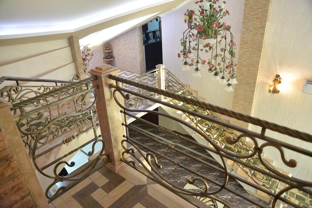 Отель Lux Palace Кутаиси Экстерьер фото