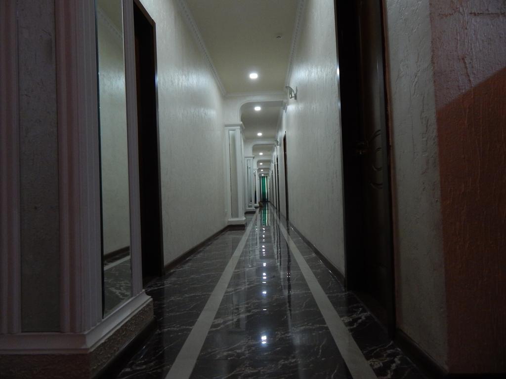 Отель Lux Palace Кутаиси Экстерьер фото